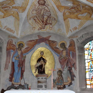 La statue entourée de fresques byzantines
