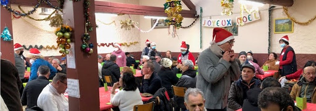 Saint-Étienne-Saint-Benoît : repas de Noël au foyer Revivre animé par les scouts de Saint-Roch