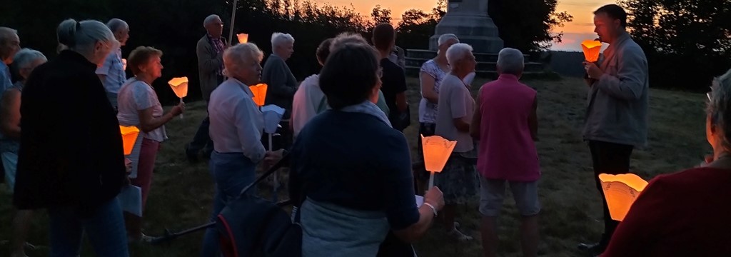 Saint-Marcellin-en-Pilat - En procession vers la Madone