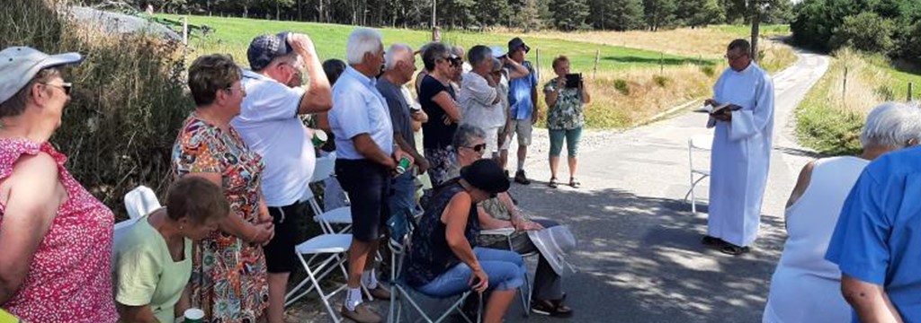 Saint-Jacques-du-Haut-Forez : une belle et chaude journée avec la fraternité locale d'Estivareilles