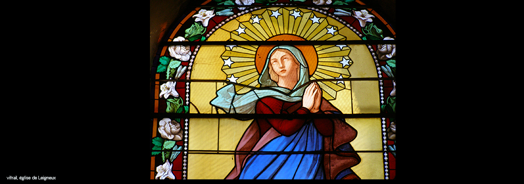 assomption de marie vitrail de l'église de Leigneux ©defrade.jpg