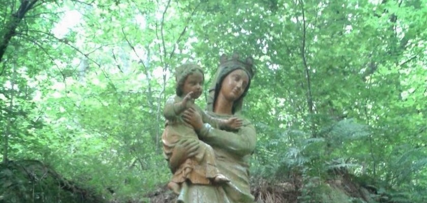 Retour de la statue de Marie dans l’oratoire de Chavannes (à Saint-Victor-sur-Loire)