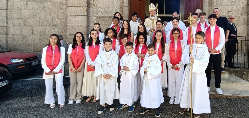 Alliance du Pays de Gier : 17 jeunes ont reçu le sacrement de confirmation