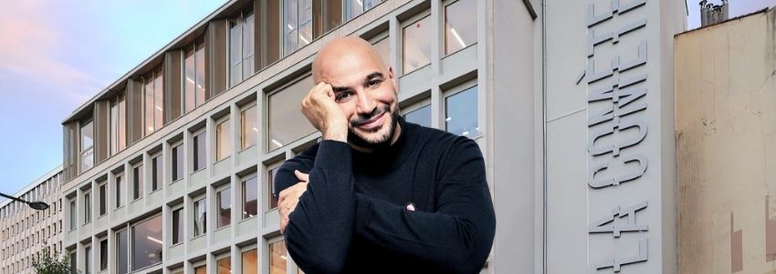 Couleur Framboise : le spectacle de Mehdi Djaadi à La Comète