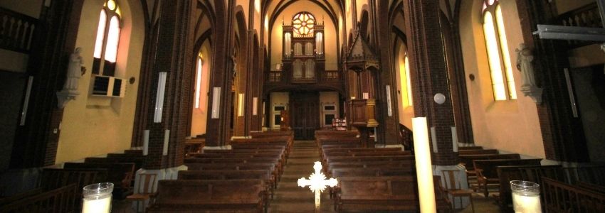 Saint-Timothée-en-Forez : Les enfants visitent l'église de Veauche Cité église