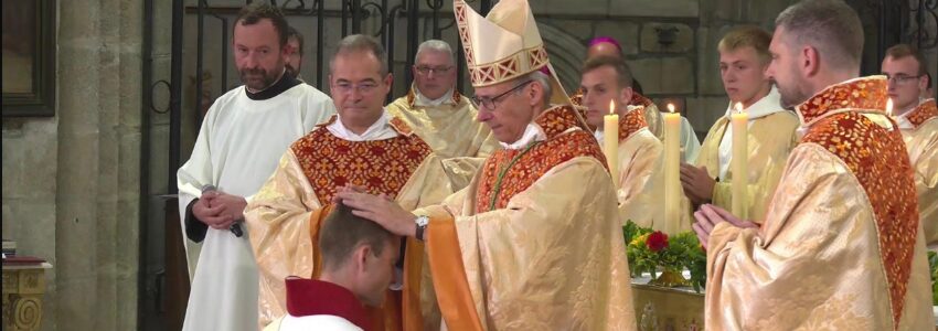 Sainte-Claire-Sainte-Thérèse-en-Forez : pèlerinage paroissial et ordination de don Louis-Marie