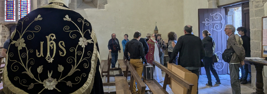 Saint-Médard-en-Forez : une belle exposition de vêtements liturgiques